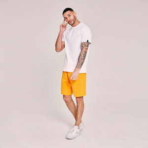 ชุดเซ็ต 2 ชิ้นสำหรับผู้ชายคุณภาพสูงสำหรับฤดูร้อน เสื้อยืดแขนสั้นสไตล์วินเทจพร้อมโลโก้สั่งทำ กางเกงขาสั้นผ้าผสมโพลีเอสเตอร์/คอตตอน ระบายอากาศได้ดี - Product Image 3