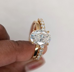 Anillo de Compromiso y Aniversario de Boda de Oro Amarillo de 14K con Diamante Ovalado de 2.50 Ct Cultivado en Laboratorio, Certificado por IGI, Estilo Vintage, para Mujer - Product Image 2