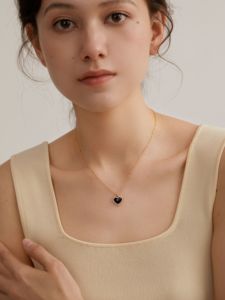 Classica Collana con Ciondolo a Cuore Nero in Pietra Naturale, Placcata in Oro 18K, in Acciaio Inossidabile Anti-ossidazione - Product Image 2