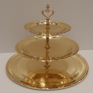 Grand support de gâteau en métal en aluminium à finition or antique avec base artistique solide conçu pour les mariages, les événements et les célébrations - Product Image 6