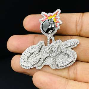 Colgante de Moissanita de 25 Quilates con Diseño de Grafiti de Lujo, Estilo Hip Hop, en Plata de Ley con Acabado Chapado en Oro - Product Image 1