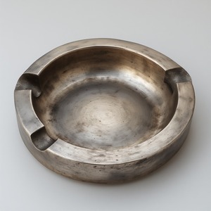 Cenicero de Metal de Estilo Moderno con Superficie Pulida, Tapa Resistente al Viento, Ecológico y Duradero para Uso en Exteriores, Jardín y Balcón - Product Image 6