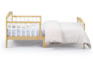 Cama doble para niños pequeños en rieles de seguridad dobles naturales y blancos Acabado de madera maciza seguro para niños Se adapta a colchones de cuna de tamaño estándar - Product Image 2