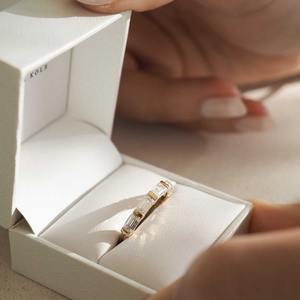 Esta banda de diamantes cultivados en laboratorio de 5 piedras, estilo media eternidad, es una alianza de boda moderna y elegante, fabricada en oro amarillo y diseñada con - Product Image 4