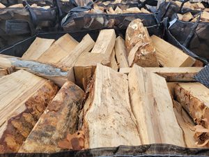 Bois de chauffage en écorce de fer de qualité supérieure à vendre bûches de bois de chauffage séchées au four 10-15% Humidité Bois dur Variété de bois Chêne Hêtre Frêne - Product Image 2