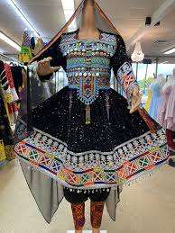 Vestido Kuchi afgano de moda modesta impresionante 2024 para mujer ropa de seda verde de Alemania/Reino Unido - Product Image 4