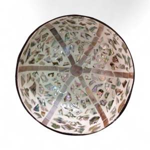 Bol en noix de coco fait à la main avec incrustation de nacre pour servir les aliments, décoration de table et usage domestique en provenance du Vietnam - Product Image 2