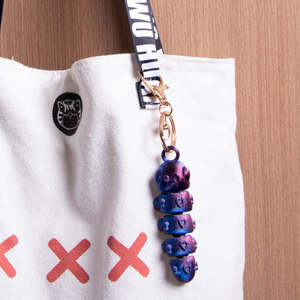 Kit de accesorios metálicos que incluye llaveros - Product Image 1