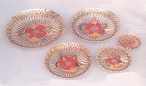 Bol décoratif de table en métal à motif en relief, finition dorée, unique, pour servir des fruits, des en-cas, des dattes, des fruits secs - Product Image 5