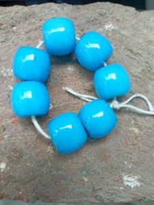 Perles de verre rondes de couleur bleue sur mesure disponibles en couleurs pour la décoration et la fabrication de bijoux et pour la revente. - Product Image 2