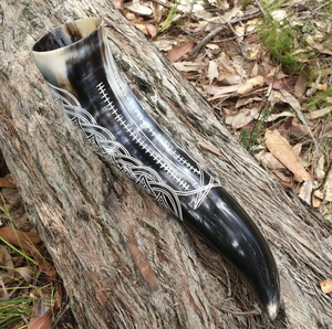 Cuerno vikingo pulido con soporte de cuerno para uso decorativo para beber de estilo nórdico tradicional y ocasiones especiales - Product Image 1