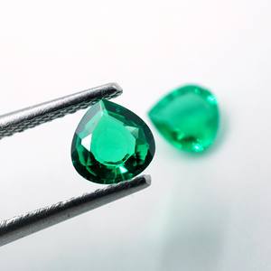 Paire de pierres précieuses émeraude colombienne de culture, pierres facettées en forme de cœur de 0,75 ct - Product Image 3