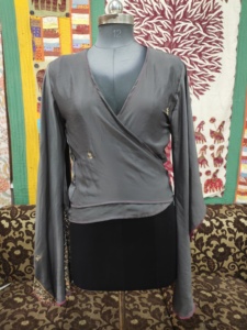Top corto de Sari de seda indio hecho a mano para mujer, mangas acampanadas con tinte de corbata de verano, corbata frontal corta, estilo de tanque holgado, regalo para ella - Product Image 3
