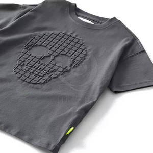 Camiseta en relieve personalizada para hombre con diseño de logotipo 3D y tela de algodón suave Camiseta en relieve elegante para hombre con textura única - Product Image 3