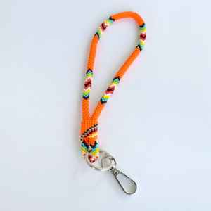 Porte-clés fait main avec perles en bois et anneau en acier inoxydable | Porte-clés coloré en perles de bois et acier inoxydable | VRNQ - Product Image 2