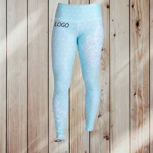 ชุดออกกำลังกายผู้หญิงคุณภาพสูง เสื้อผ้ากีฬาไร้ตะเข็บ กางเกงเลกกิ้งพิมพ์ลาย ออกแบบเรียบง่ายสำหรับฟิตเนสและโยคะ - Product Image 3