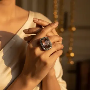 Anillo de Zafiro y Diamantes para Mujer, Oro Amarillo con Baño de Rodio, Piedra Natural con Corte Natural, Acabado en Oro - Product Image 2