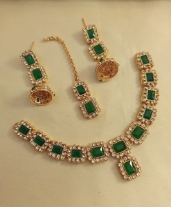 สร้อยคอสแตนเลสสองชั้นแบบดั้งเดิมพร้อมชุดปักหินสีทองสำหรับชุดเจ้าสาว - Product Image 3