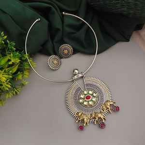 Ensemble de boucles d'oreilles collier Hasli Fusion bicolore oxydé pour femmes bijoux ethniques traditionnels idéaux pour les festivals, vêtements indo-occidentaux - Product Image 1