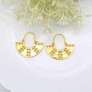 Venta al por mayor personalizado estilo minimalista latón Material acabado medio círculo diseño de aro pendientes para mujeres chapado en oro étnico hecho a mano - Product Image 6