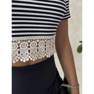 เสื้อเบลาส์ลายทางสำหรับผู้หญิงมีขอบเสื้อลายลูกไม้หรูหราและทันสมัย - Product Image 4