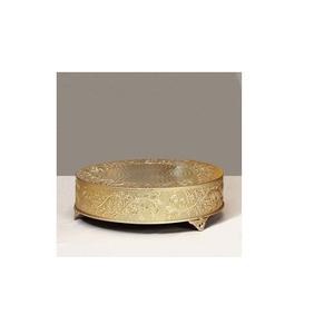 Soporte para pasteles de latón antiguo refinado con un pedestal detallado, ideal para agregar elegancia a recepciones de bodas y banquetes - Product Image 1