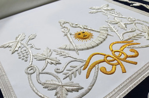 ผ้ากันเปื้อนและสายสะพายสำหรับพิธีกรรมของสมาคมเมสันแบบมืออาชีพ ออกแบบตามสั่ง งานปักคุณภาพสูง ผู้จัดจำหน่ายอุปกรณ์พิธีกรรม - Product Image 4