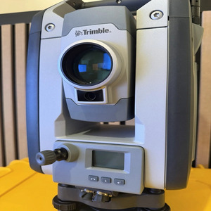 เครื่องวัดมุม Trimble S9 ระดับมืออาชีพ พร้อมเทคโนโลยี DR HP EDM SureScan VISION สำหรับงานสำรวจทางวิศวกรรมและการสำรวจที่ดินที่มีความแม่นยำสูง - Product Image 1