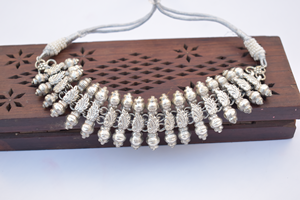 Hermoso último diseño de alta calidad plata aspecto igual blanco pulido latón Material gargantilla Collar para mujeres y niñas - Product Image 4