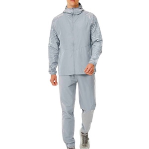 Conjunto de chándal para correr de dos piezas para hombre ligero de fabricante, Sudadera con capucha cortavientos y pantalón para verano con logotipo - Product Image 1