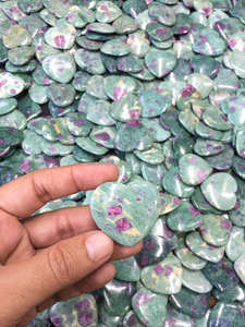 Piedra Curativa de Rubí Fuchsite Natural Tallada en Forma de Mini Corazón, Pulida - Product Image 4