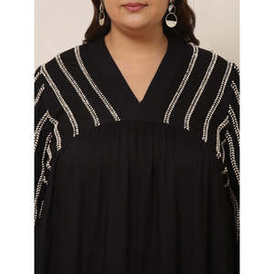 Robe midi élégante noire à rayures et col en V pour femme grande taille Deebaco, manches chauve-souris, style occidental, une pièce - Product Image 2