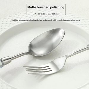 Ensemble de couverts de style marbre avec têtes dorées mates, vaisselle élégante pour les événements, les réunions de famille et les cadeaux en provenance d'Inde - Product Image 6