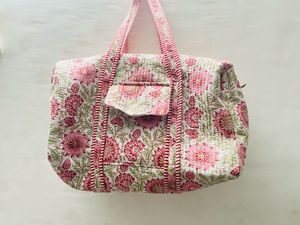 Sacs polochon cousus en kantha sérigraphiés sur mesure, idéaux pour la revente par les magasins d'accessoires de mode - Product Image 3