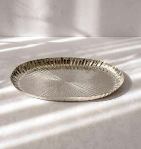 Elegante bandeja de servicio de plata de lujo Bandeja de carga niquelada Diseño en relieve Hecho Aluminio Artesanía Metal Precio al por mayor - Product Image 1