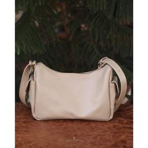 El mejor bolso de hombro de cuero de vaca genuino Premium para mujer hecho a mano con estilo atemporal y minimalista - Product Image 3