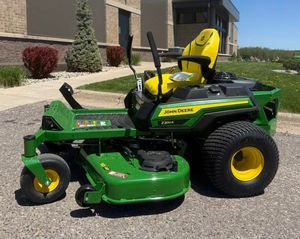 Tractor John Deere 2025R 4x4 Industrial, Motor Diésel de 4 Tiempos, 1300W de Potencia, Caja de Corte de 200L, Cortacésped Utilitario con Ruedas - Product Image 3