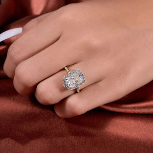 Bague de fiançailles en moissanite de 3 ct taille radiante avec diamant et glace pilée en or massif Bague allongée halo rayonnante cachée pour femme - Product Image 3