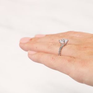 Bague de fiançailles solitaire Moissanite coupe princesse en or jaune ou ensemble de broches en argent sterling 925 pour les occasions de mariage des femmes - Product Image 3