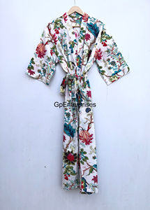 Robe Kimono blanche en coton à fleurs Robe de chambre taille unique avec imprimé fleuri pour demoiselle d'honneur pour les vêtements de nuit d'été et de printemps - Product Image 5