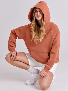 Pull à capuche en molleton tissé à manches longues pour femmes, respirant et surdimensionné, avec logo sur le devant. - Product Image 4