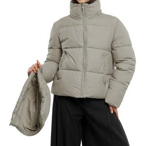Veste matelassée courte à capuche gris clair pour femme, épaisse, pour l'hiver, avec fermeture éclair sur le devant et col montant pour temps froid - Product Image 2