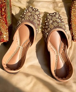 รองเท้าจุตติงานฝีมือประดับด้วยหิน งานพิมพ์ลายตามสั่ง สำหรับงานแต่งงาน งานปาร์ตี้ ผู้หญิง สาวๆ สไตล์ดั้งเดิม ผลิตโดยมืออาชีพ - Product Image 5