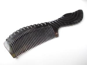 Peigne de poche en corne de vache fait main, écologique et luxueux, à dents fines - Design moderne pour un usage quotidien, cadeaux d'affaires et décoration intérieure - Product Image 1
