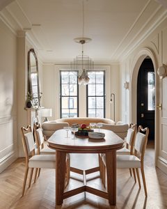 Chaise de salle à manger classique moderne en chêne avec dossier incurvé gracieux et rembourrage luxueux en tissu blanc pour des intérieurs sophistiqués - Product Image 6