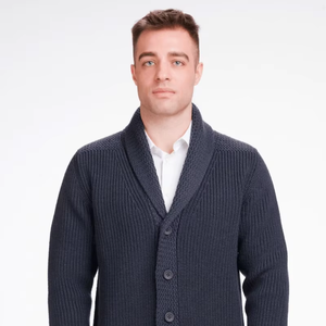Wolf Men's Merino Wool V-Neck Classic Cardigan Invierno Otoño ODM Pullover con botón Decoración y estampado Patrón de punto plano - Product Image 1