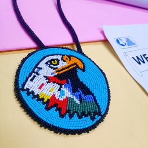 Collier médaillon fait main en perles avec motif tête d'aigle pour la mode tribale, vêtements ethniques, cadeau pour les amateurs d'artisanat, pièce unique - Product Image 4