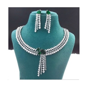 ชุดเครื่องประดับอินเทรนด์สำหรับผู้หญิงสร้อยคอเพชรและต่างหูประกายอเมริกันสำหรับผู้หญิง - Product Image 2