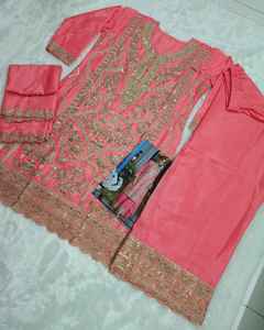 Traje de 3 piezas de seda de Chinon y Santoon elegante de excelente calidad para mujer con bordado pesado y Dupatta a juego a la venta - Product Image 2