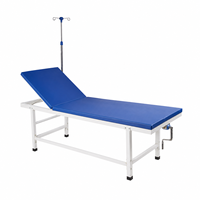 Table d'examen médicale réglable bleue rembourrée avec poteau porte-perfusion pour salle d'examen hospitalière et ambulatoire